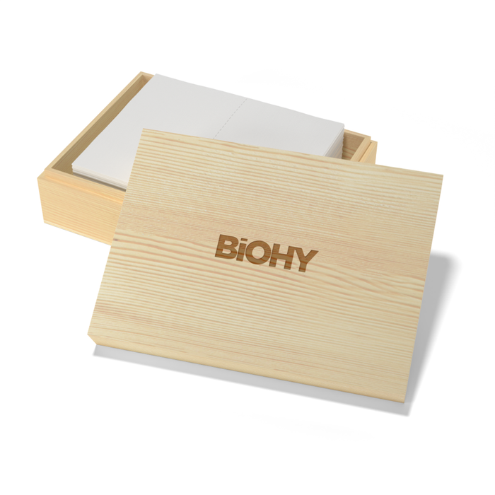 Geöffnete Holzbox mit BiOHY Waschmittel Blättern – Aufbewahrung im Waschraum