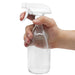 BiOHY Glas Sprühflasche 500 ml in der Hand – handliche Größe beim Sprühen