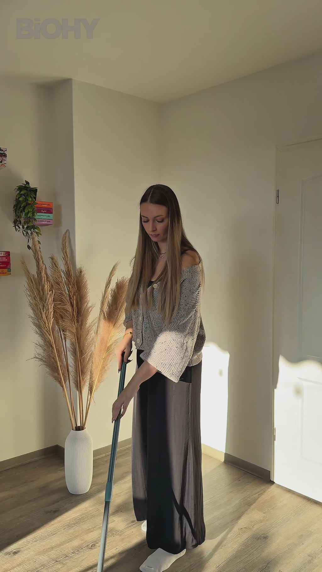 Video: BiOHY Laminatreiniger – streifenfreie Laminatböden ohne Quellen der Fugen