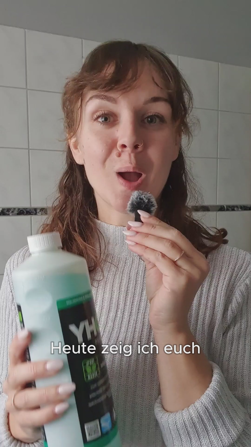 Video: BiOHY Bodenreiniger – streifenfreies Wischen von Fliesen, Laminat und Stein